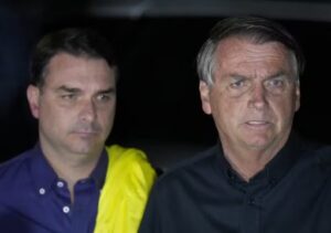 Flávio Bolsonaro anuncia ter sido escolhido pelo pai para disputar a presidência