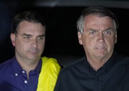 Flávio Bolsonaro anuncia ter sido escolhido pelo pai para disputar a presidência