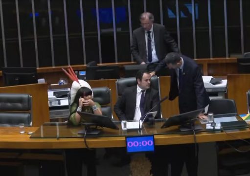 Glauber Braga é retirado à força após ocupar mesa diretora da Câmara dos Deputados Glauber Braga é retirado à força após ocupar mesa diretora da Câmara dos Deputados