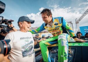 Histórico: Nelson Piquet Jr. vence GP BRB e recebe troféu das mãos do pai em Brasília