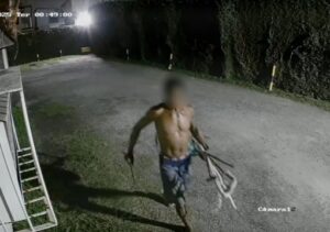 Homem é flagrado pela terceira vez invadindo salão de beleza em Campos
