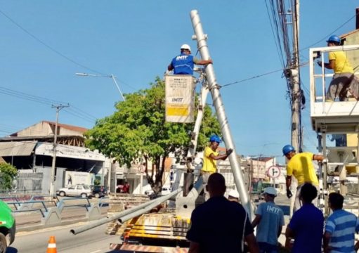 IMTT inicia instalação de semáforos na Av. Felipe Uebe IMTT inicia instalação de semáforos na Av. Felipe Uebe
