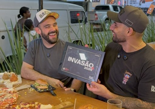 Larica Sanduicheria vende 20 mil hambúrguers por mês e recebe visita do canal Hambúrguer Perfeito Larica Sanduicheria vende 20 mil hambúrguers por mês e recebe visita do canal Hambúrguer Perfeito