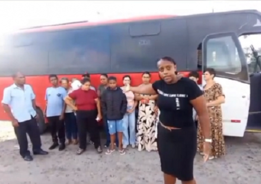 Ônibus com pacientes de Campos apresenta falha mecânica a caminho do Rio Ônibus com pacientes de Campos apresenta falha mecânica a caminho do Rio