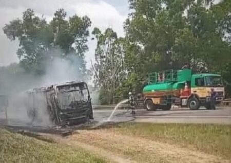 Ônibus pega fogo na BR-101; via já foi liberada