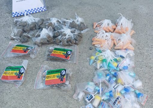 PM apreende drogas escondidas às margens de lagoa em Farol de São Thomé PM apreende drogas escondidas às margens de lagoa em Farol de São Thomé