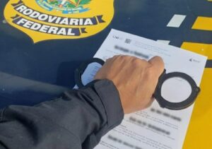PRF cumpre dois mandados de prisão na BR-101, em Campos