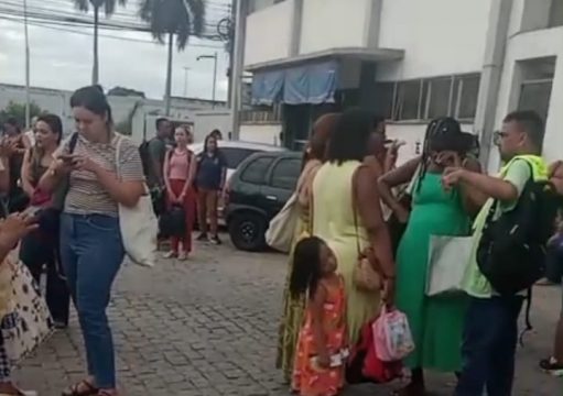 Passageiros protestam contra falta de ar-condicionado em ônibus da linha Campos–Quissamã Passageiros protestam contra falta de ar-condicionado em ônibus da linha Campos–Quissamã