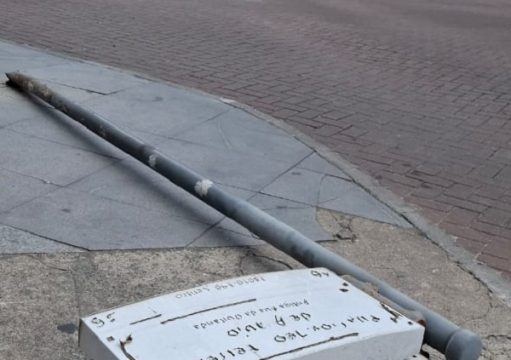 Placa é derrubada pela força do vento no Centro de Campos Placa é derrubada pela força do vento no Centro de Campos