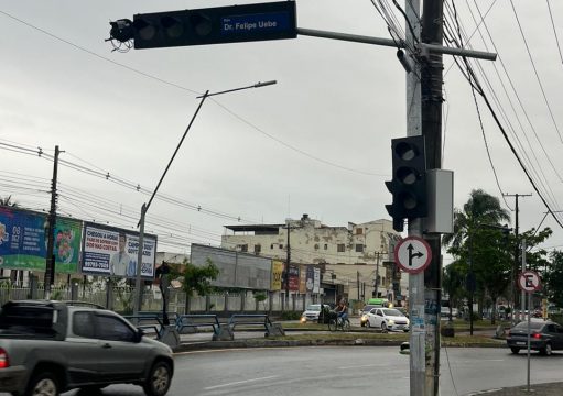Semáforos do cruzamento da Av. 28 de março com a Rua Felipe Uebe seguem desativados Semáforos do cruzamento da Av. 28 de março com a Rua Felipe Uebe seguem desativados