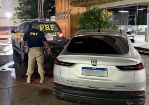 Carro roubado no RJ é recuperado pela PRF na BR-101, em Campos