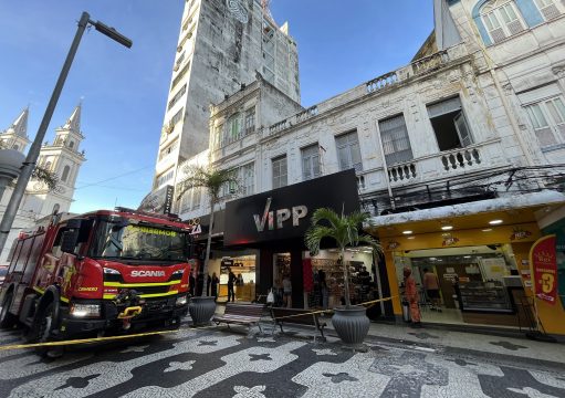 Lanchonete tem princípio de incêndio no Calçadão do Centro de Campos Lanchonete tem princípio de incêndio no Calçadão do Centro de Campos