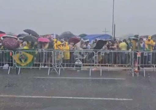 Raio atinge manifestantes em ato pró-Bolsonaro em Brasília: 47 pessoas hospitalizadas Raio atinge manifestantes em ato pró-Bolsonaro em Brasília: 47 pessoas hospitalizadas