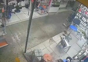 Sistema de incêndio dispara e alaga parte do camelódromo, no Centro de Campos