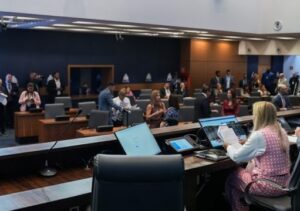 Comissão da Alerj aprova projeto que cria tornozeleira rosa para agressores de mulheres Alerj aprova projeto que prevê multa de até R$ 500 mil para agressores de mulheres