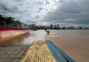 Cais da Lapa amanhece inundado e nível do Rio preocupa Cais da Lapa amanhece inundado e nível do Rio preocupa
