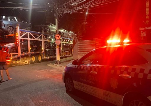 Carreta derruba fios e causa falta de internet no Parque Santo Amaro, em Campos Carreta derruba fios e causa falta de internet no Parque Santo Amaro, em Campos