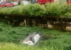 Carro capota e cai no Canal do Saco, no Parque Leopoldina