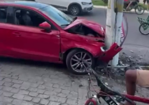 Carro colide contra poste após bater em outro veículo na Av. Nilo Peçanha, em Campos