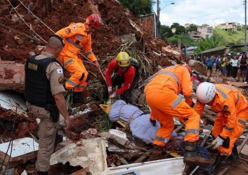 Chuva volta a atingir MG e número de mortos chega a 49 no terceiro dia de buscas Chuva volta a atingir MG e número de mortos chega a 49 no terceiro dia de buscas