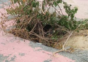 Ciclista se fere após cair em buraco em ciclofaixa em bairro de Campos Ciclista se fere após cair em buraco em ciclofaixa em bairro de Campos
