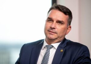 Flávio Bolsonaro ultrapassa Lula pela primeira vez no Estado do Rio Flávio Bolsonaro ultrapassa Lula pela primeira vez no Estado do Rio