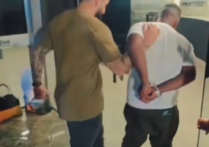 Foragido da Justiça de Mato Grosso por tráfico de drogas é preso em rodoviária de Campos