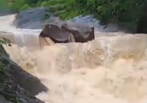 Fortes chuvas assustam população e nível do Rio Paraíba segue subindo em São Fidélis Fortes chuvas assustam população e nível do Rio Paraíba segue subindo em São Fidélis