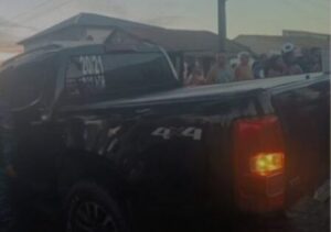 Jovens caem da carroceria de caminhonete na orla do Farol durante o Carnaval Jovens caem da carroceria de caminhonete na orla do Farol durante o Carnaval