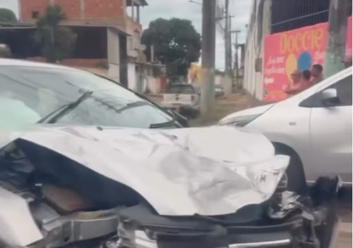 Motociclista fica ferido após colisão com carro em Guarus Motociclista fica ferido após colisão com carro em Guarus