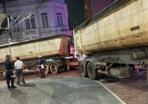 Motorista é “traído” pelo GPS e mais uma carreta fica perdida no Centro de Campos Motorista é “traído” pelo GPS e mais uma carreta fica perdida no Centro de Campos