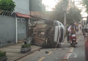 Motorista passa mal e carro capota após colidir em mureta em Campos Motorista passa mal e carro capota após colidir em mureta em Campos