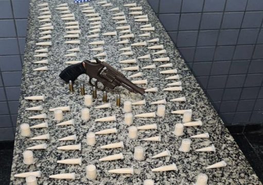 PM apreende drogas e arma durante ação em Campos PM apreende drogas e arma durante ação em Campos