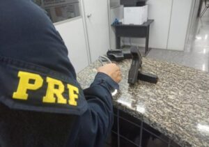 PRF prende motorista com pistola municiada durante fiscalização na BR-101