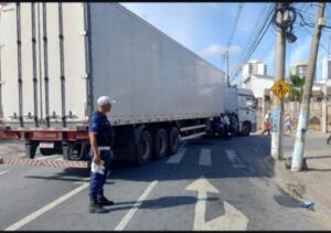 Pane em caminhão provoca retenções no trânsito no Centro de Campos
