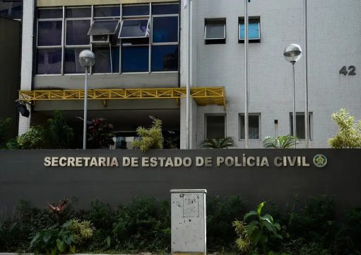 Polícia apreende bombas caseiras e frustra possível atentado próximo à Alerj Polícia apreende bombas caseiras e frustra possível atentado próximo à Alerj