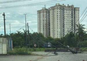 Postes com risco de queda preocupam moradores e comerciantes em Campos