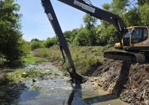 Secretaria de Agricultura executa limpeza de canais na Vila Menezes e Fazendinha