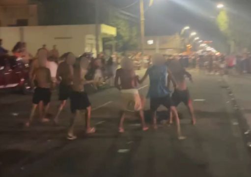 Vídeo mostra homem sendo espancado por grupo em Farol de São Tomé Vídeo mostra homem sendo espancado por grupo em Farol de São Tomé