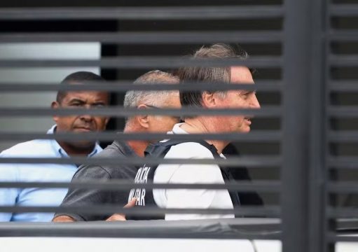 Bolsonaro recebe alta e já cumpre prisão domiciliar Bolsonaro recebe alta e já cumpre prisão domiciliar