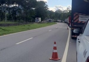 Caminhão tomba na BR-101 e provoca congestionamento em Campos