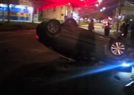 Carro capota após atingir poste na Avenida Artur Bernardes Carro capota após atingir poste na Avenida Artur Bernardes