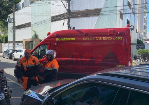 Carro colide contra bicicleta elétrica na Pelinca, em Campos Carro colide contra bicicleta elétrica na Pelinca, em Campos