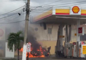 Carro pega fogo em posto de combustíveis no distrito de Barcelos, em São João da Barra