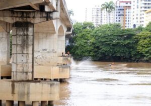Defesa Civil faz limpeza nos pilares das pontes Barcelos Martins e Leonel Brizola