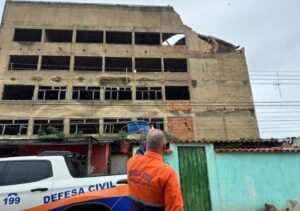 Defesa Civil interdita prédio com risco de desabamento no Pq Leopoldina, em Campos