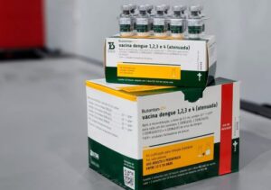 Em Campos, começa a imunização de profissionais da área de saúde