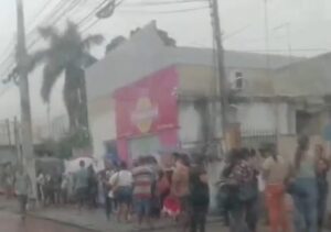 Fila longa marca troca do Cartão Goitacá no Jardim Carioca, em Guarus