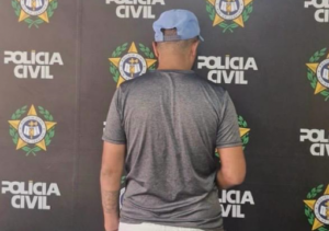 Homem é preso por agredir a ex-companheira, após encontrá-la em um bar, em Campos Homem é preso por agredir a ex-companheira, após encontrá-la em um bar, em Campos