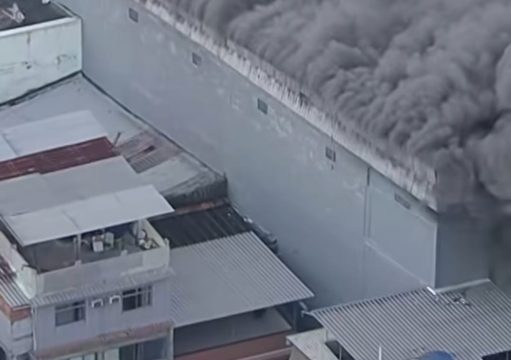 Incêndio de grandes proporções destrói galpão de motopeças na Zona Norte do Rio Incêndio de grandes proporções destrói galpão de motopeças na Zona Norte do Rio